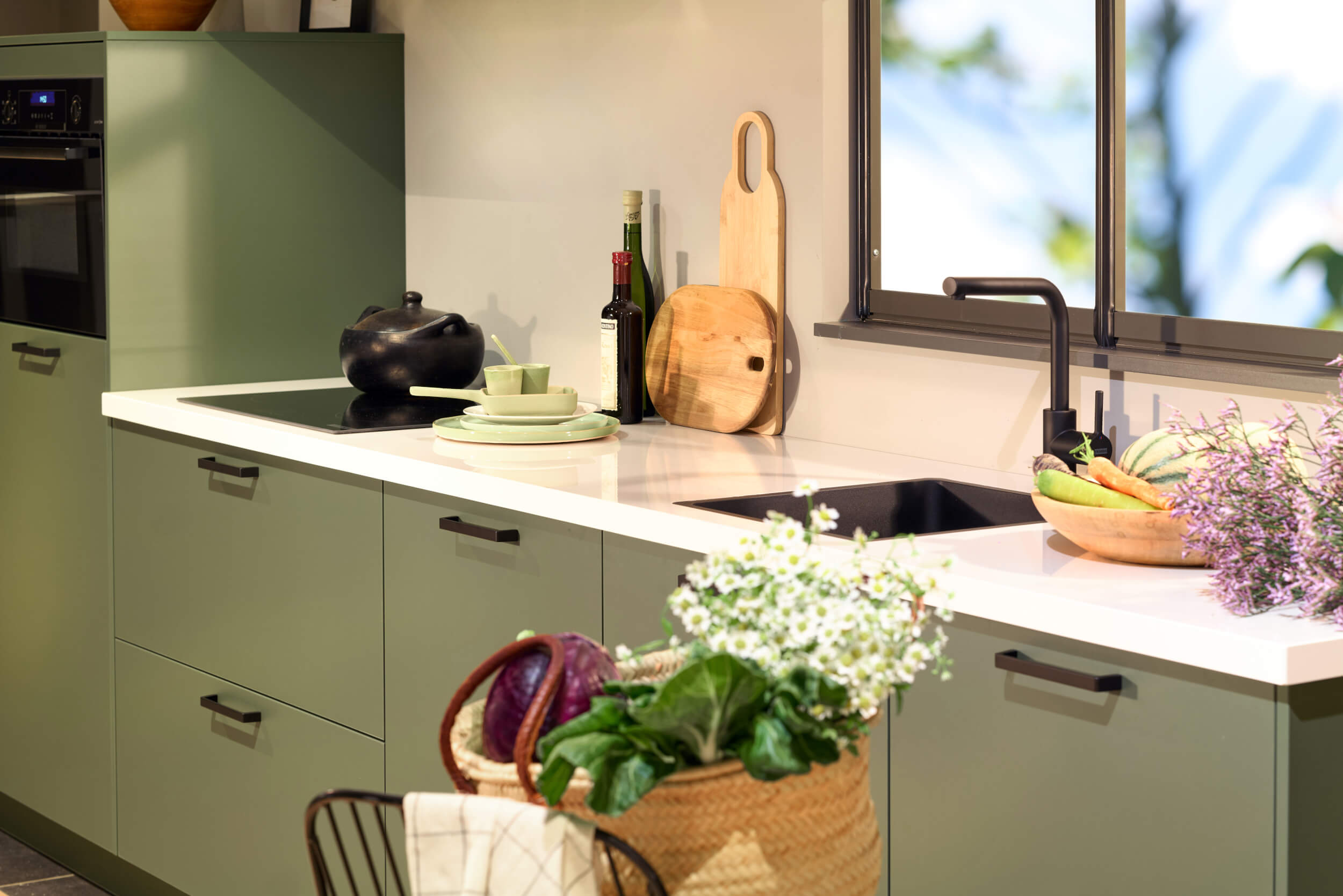 Groene rechte keuken met wit werkblad