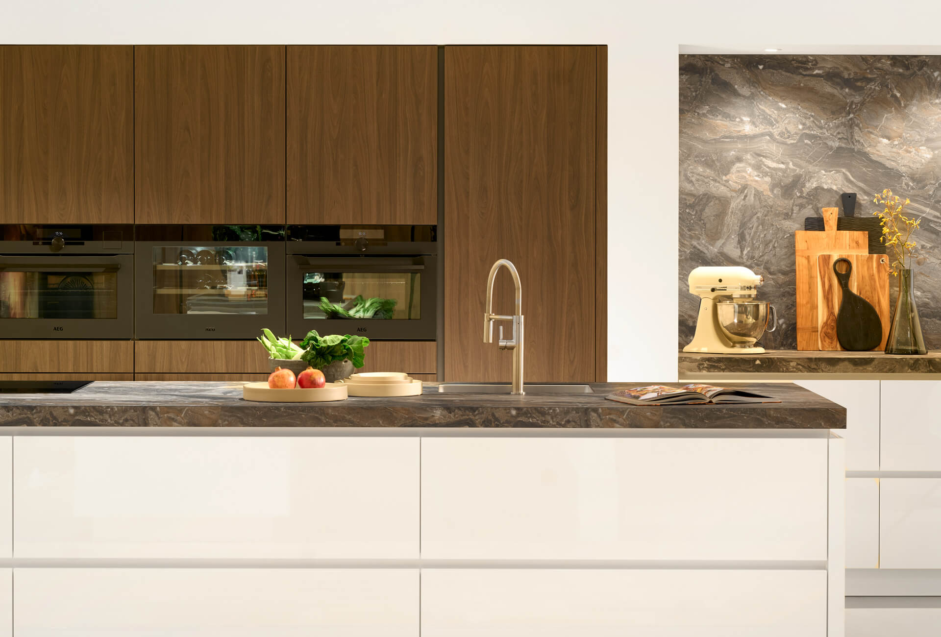 Luxe witte en houtdecor Systemat keuken uit onze keukencollectie Luxe witte en houtdecor Systemat keuken | Eigenhuis Keukens