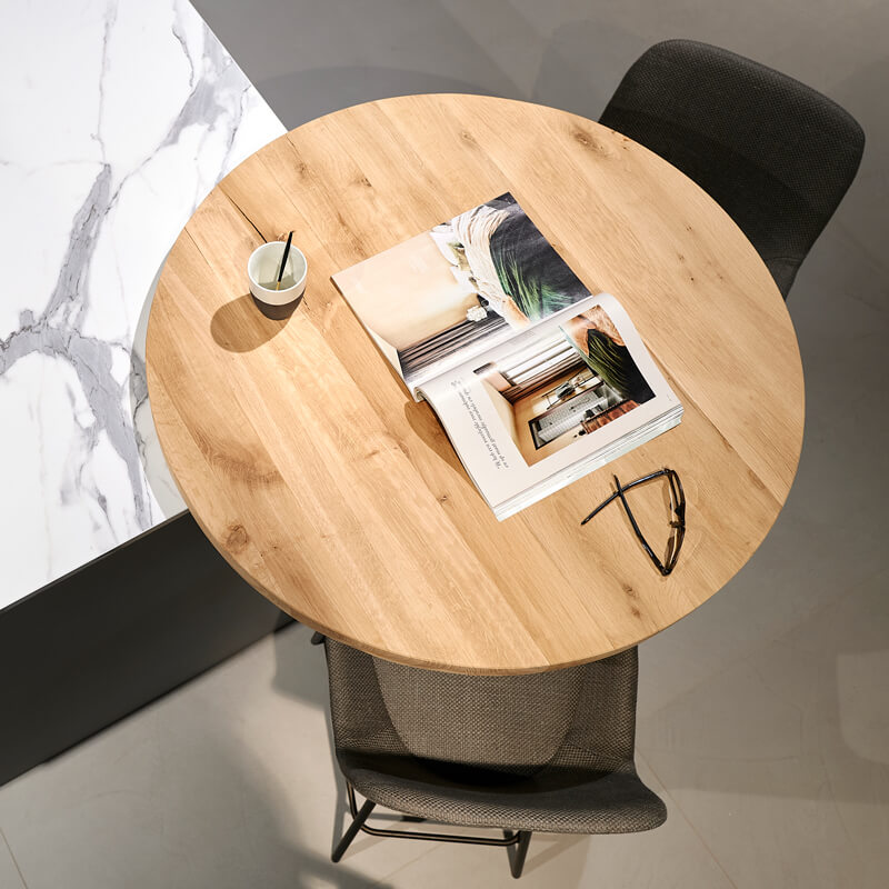 Ronde houten keukenbar aan keukeneiland