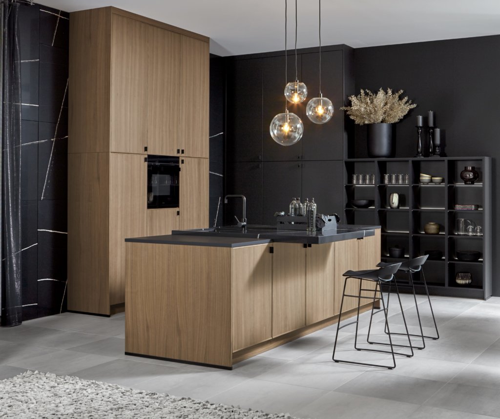 Houtlook keuken van Pronorm met antraciet keukenblad | Eigenhuis Keukens Houtlook keuken van Pronorm met antraciet keukenblad | Eigenhuis Keukens
