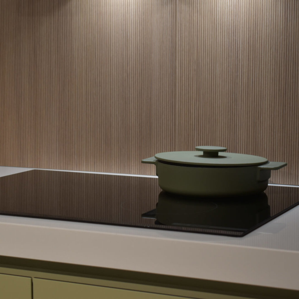 Bosch inductiekookplaat 6 serie | Lichtgroene Pronorm hoekkeuken | Eigenhuis Keukens Houten