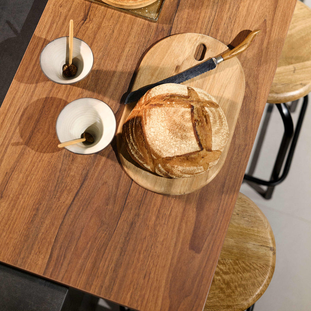 Betonlook Systemat eilandkeuken met notenhouten werkblad | Eigenhuis Keukens