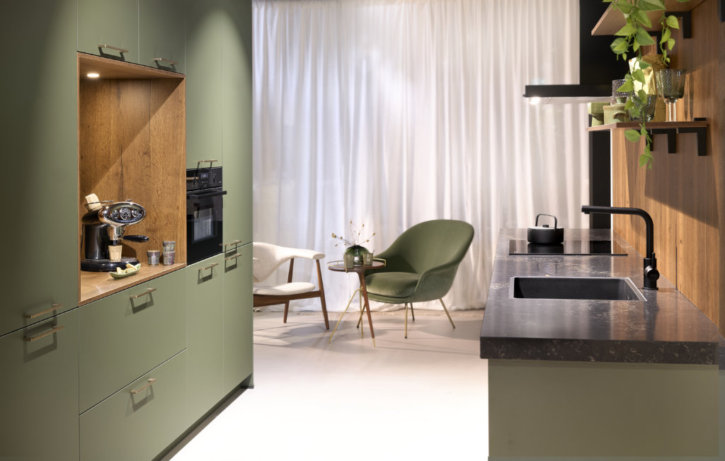 Parallel keuken kastenwand | Olijfgroene concept130 parellel keuken bij Eigenhuis Keukens Houten Parallel keuken kastenwand | Olijfgroene concept130 parellel keuken | Eigenhuis Keukens Houten