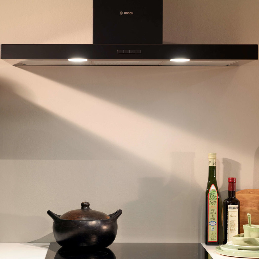 Bosch wandschouw afzuigkap | Olijfgroene rechte concept130 keuken | Eigenhuis Keukens Hoofddorp