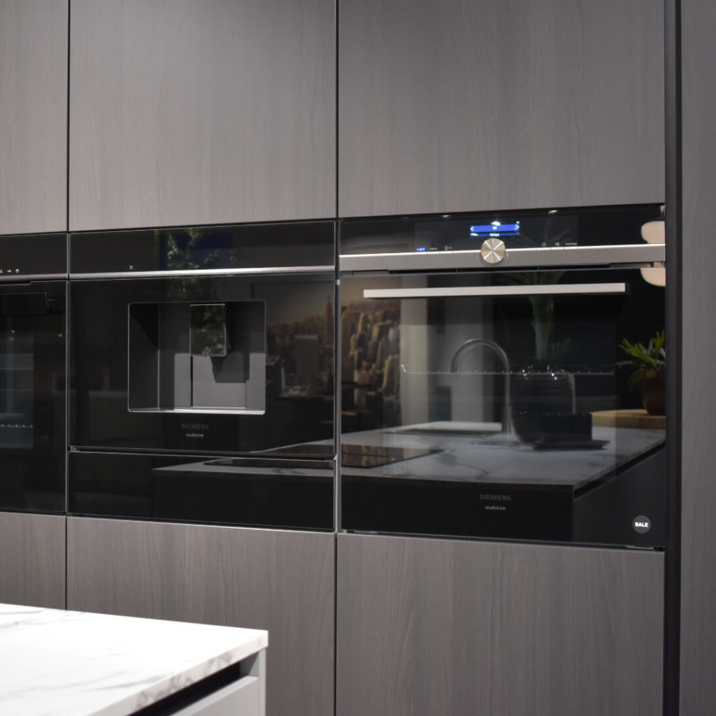 Siemens oven met stoomfunctie | Siemens oven met magnetronfunctie | Siemens warmhoudlade met koffiemachine | Eigenhuis Keukens Houten