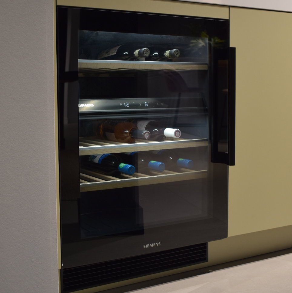 Siemens wijnklimaatkast | Lichtgroene Pronorm hoekkeuken | Eigenhuis Keukens Houten