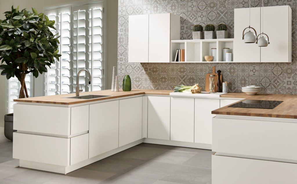 Elegante witte U-keuken met houten blad | Eigenhuis Keukens Elegante witte U-keuken met houten blad en schiereiland