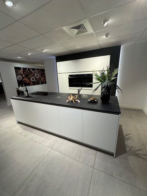 kristalwitte-eiland-keuken-met-kastenwand kristalwitte-eiland-keuken-met-kastenwand
