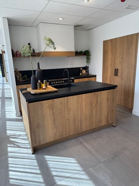 Houten keuken met spoeleiland en kastenwand | Showroomkeuken | Eigenhuis Keukens Houten keuken met spoeleiland en kastenwand | Showroomkeuken | Eigenhuis Keukens Amersfoort