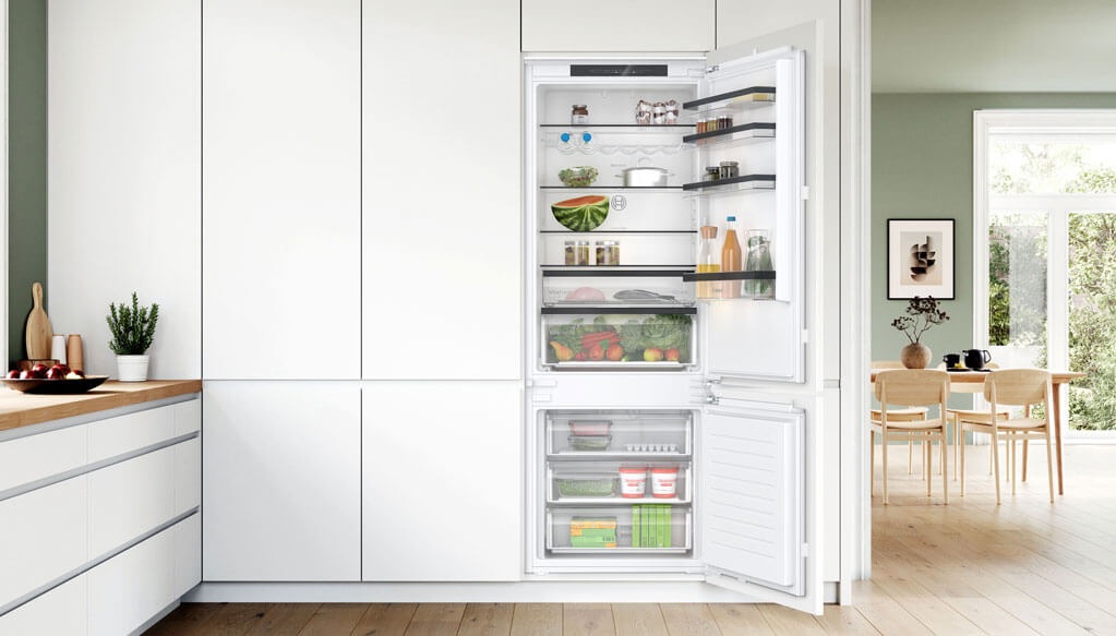 Een openstaande Bosch koelkast met no-frost technologie en VitaFresh vershoud technologie.