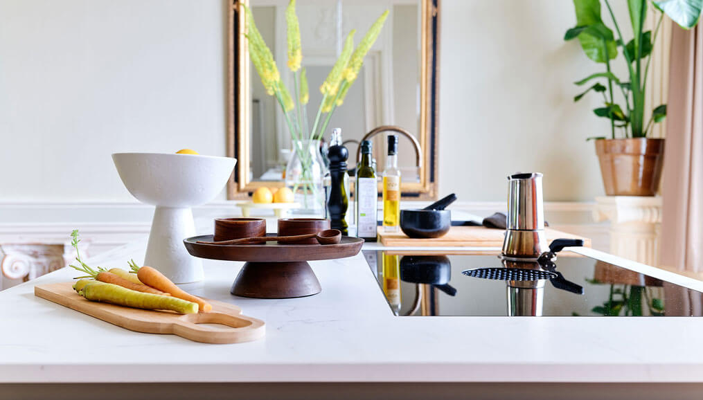 Een werkblad in de keuken met genoeg ruimte voor kookgerei en decoraties.