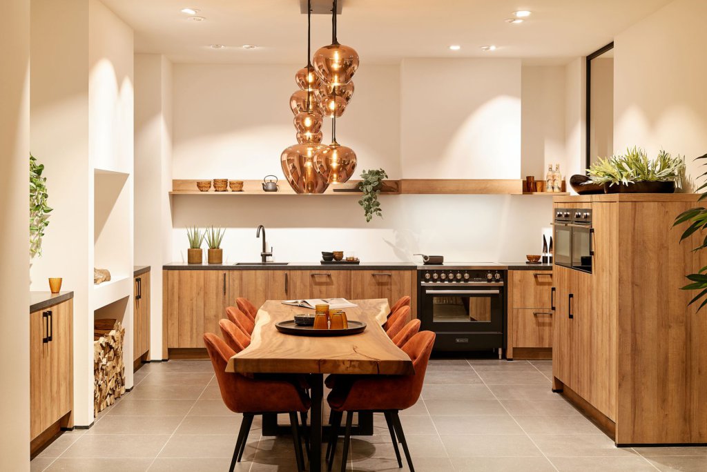 Veelgemaakte fouten bij het ontwerpen van een keuken | Eigenhuis Keukens Sfeervolle houten leefkeuken met een eethoek erbij betrokken
