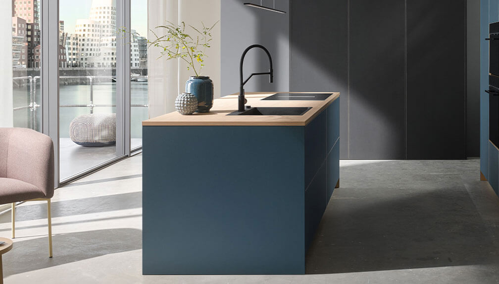 Een keuken met afwerkingen wat schoonmaakwerk minimaliseert bij Eigenhuis Keukens