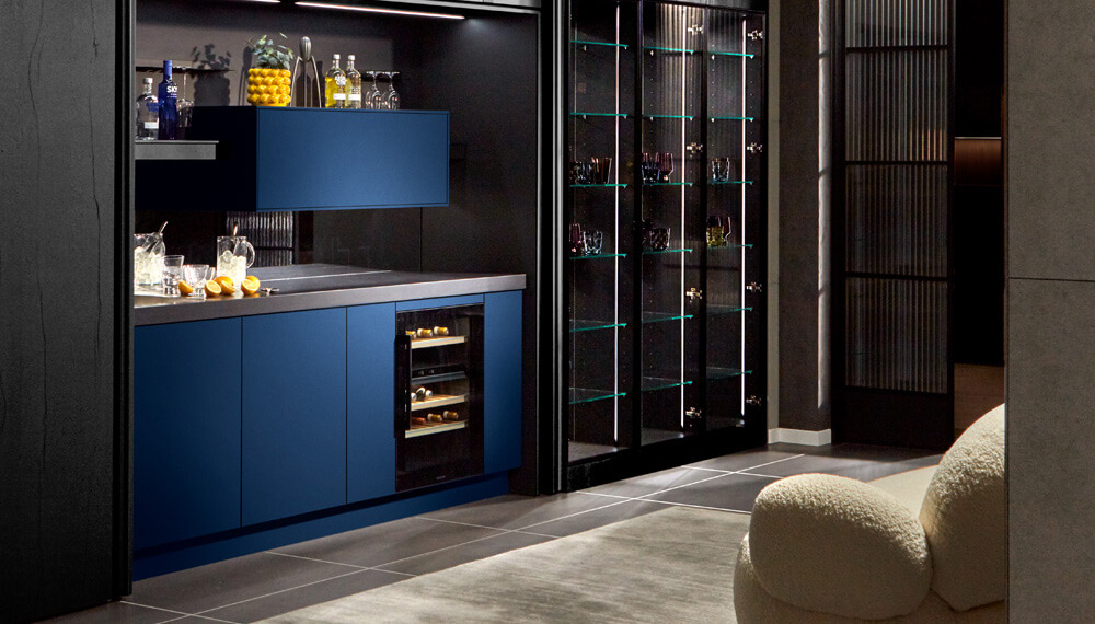 Een minibar in een blauwe keuken bij Eigenhuis Keukens