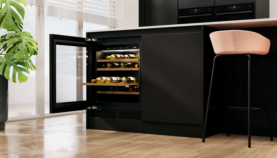 Een wijnklimaatkast in een borrelkeuken bij Eigenhuis Keukens