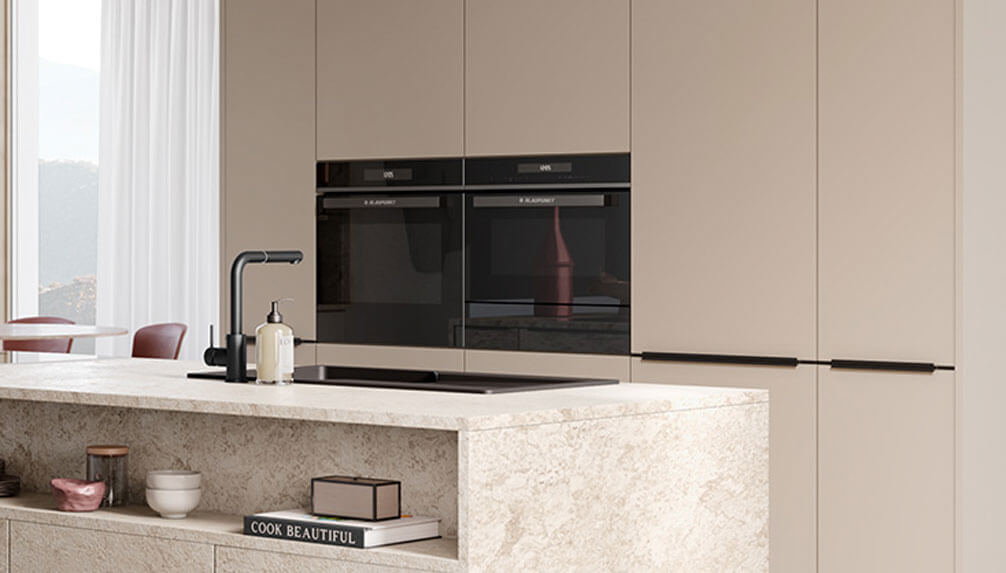 Een keuken met onderhoudsvriendelijke apparaten die schoonmaakwerk minimaliseren bij Eigenhuis Keukens