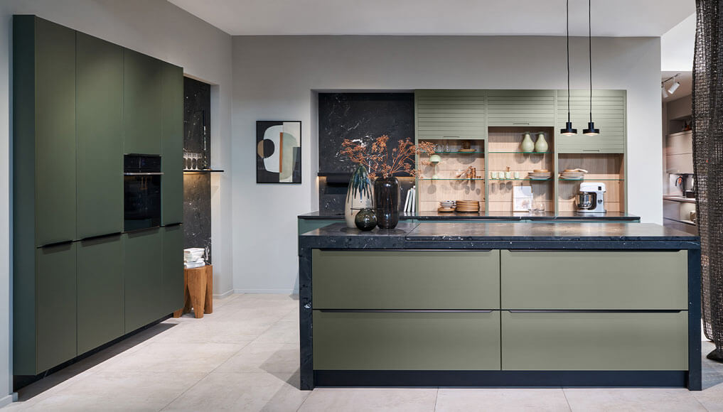 Een groene moderne keuken met onderhoudsvriendelijke materialen bij Eigenhuis Keukens