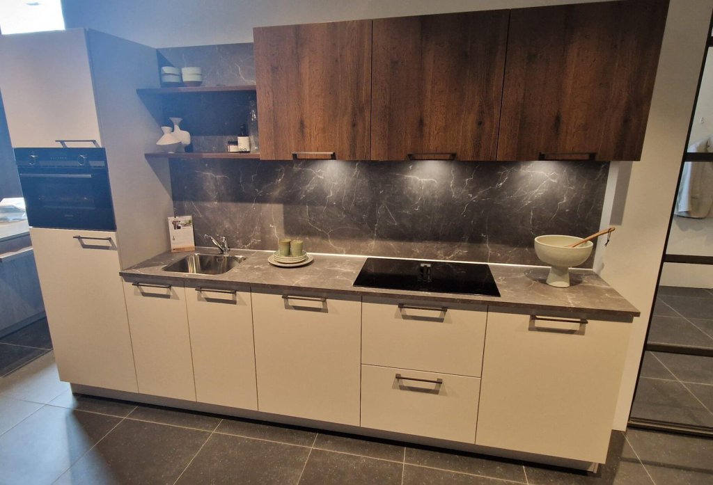 Rechte creme concept showroomkeuken bij Eigenhuis Keukens