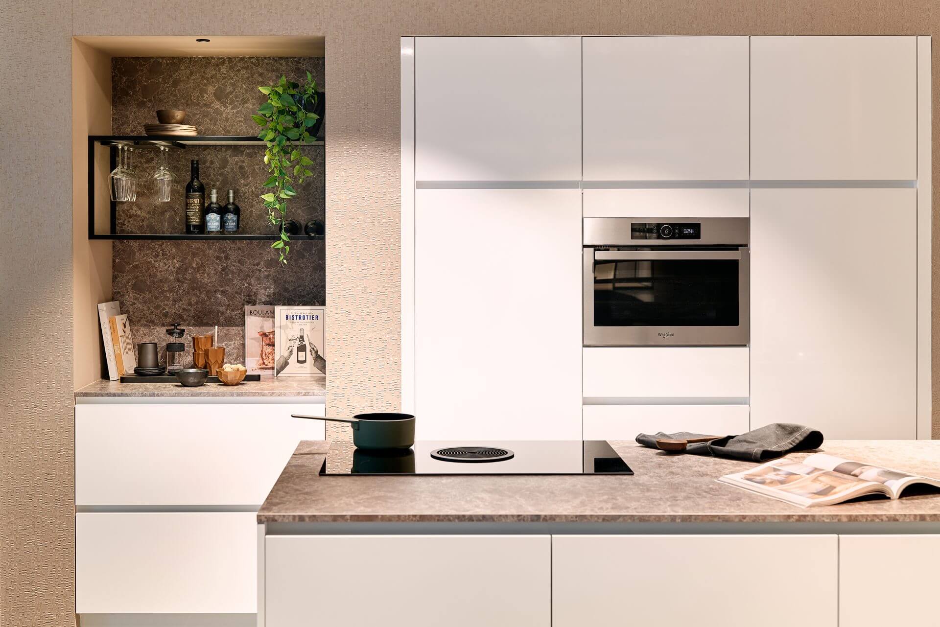 Witte keuken met kookeiland | Eigenhuis Keukens Witte keuken met kookeiland van Eigenhuis Keukens