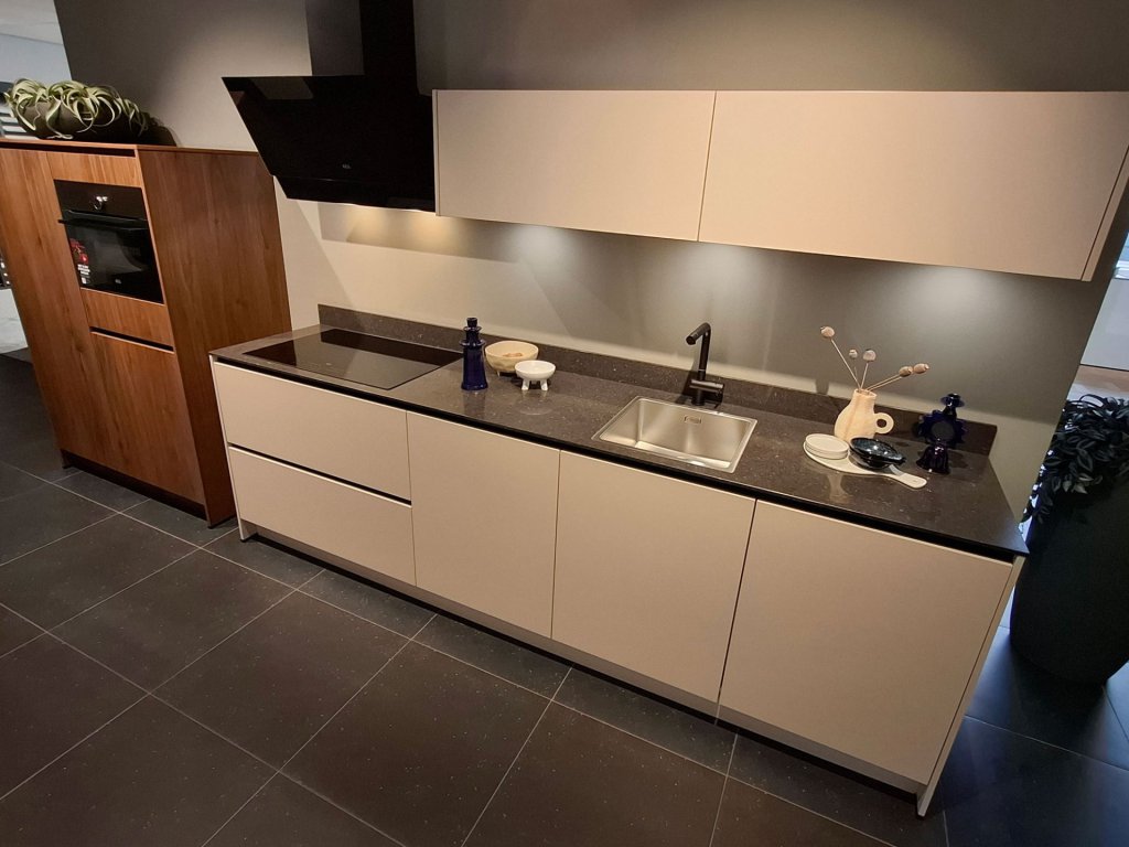 Moderne rechte showroom keuken | Eigenhuis Keukens Moderne rechte showroom keuken | Eigenhuis Keukens