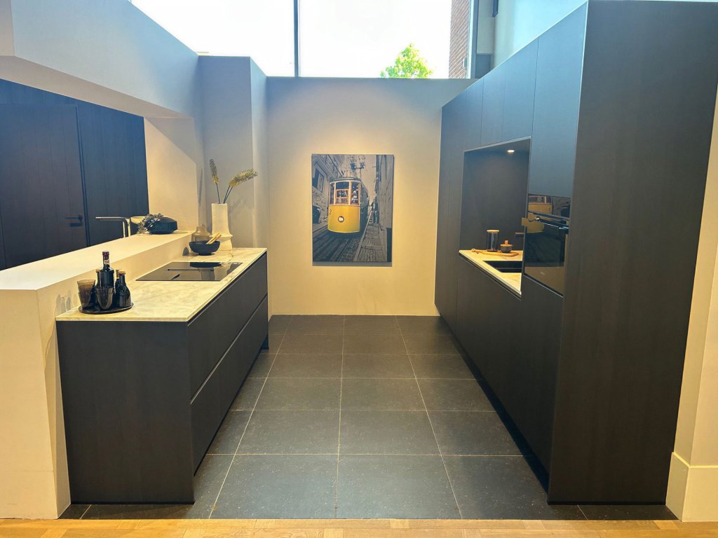 Parallel zwart eiken showroomkeuken | Eigenhuis Keukens Parallel zwart eiken showroomkeuken | Eigenhuis Keukens