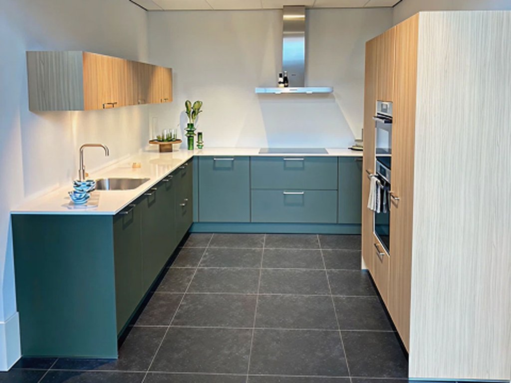 Showroomkeuken concept130 olijfgroene hoekkeuken | Eigenhuis Keukens Showroomkeuken concept130 olijfgroene hoekkeuken | Eigenhuis Keukens