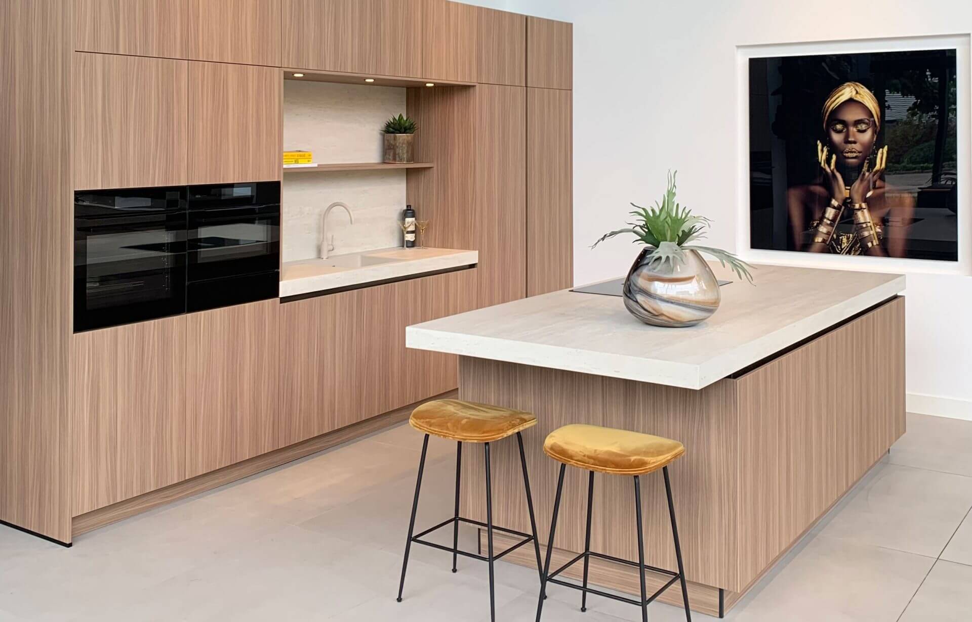 Zij-aanzicht luxe en stijlvolle Pronorm keuken | Eigenhuis Keukens Zij-aanzicht luxe en stijlvolle Pronorm eiland keuken | Eigenhuis Keukens