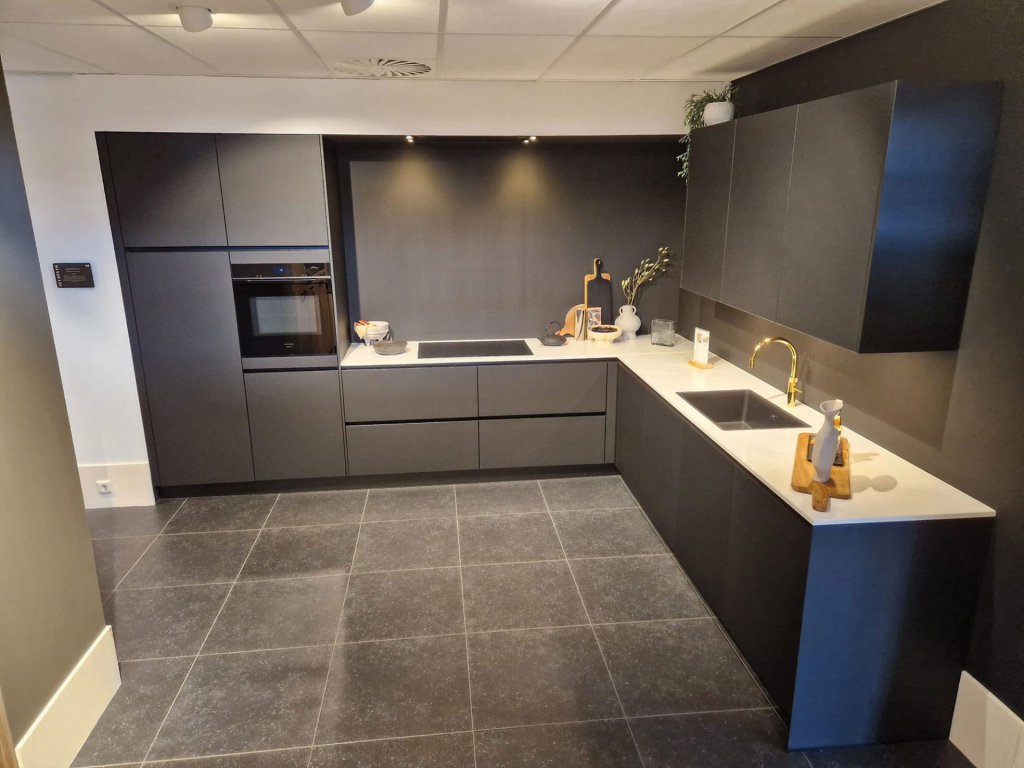 Zwarte concept130 hoek showroomkeuken | Eigenhuis Keukens Zwarte concept130 hoek showroomkeuken | Eigenhuis Keukens