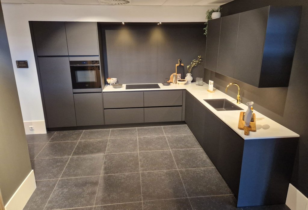 Zwarte moderne hoek showroomkeuken | Eigenhuis Keukens Zwarte moderne hoek showroomkeuken | Eigenhuis Keukens