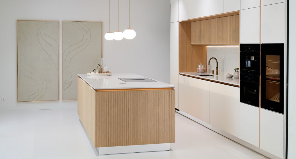 Japandi witte keuken met geribbeld hout | Eigenhuis Keukens