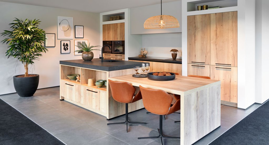 Landelijk licht houten keuken met eettafel | Eigenhuis Keukens