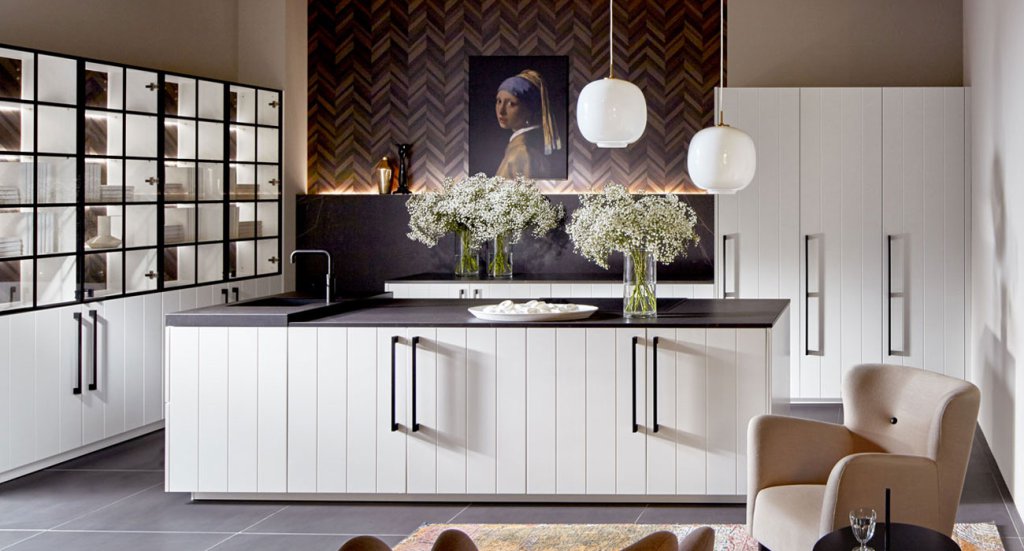 Landelijk wit houten fronten met vitrine | Eigenhuis Keukens Landelijk wit houten fronten met vitrine | Eigenhuis Keukens