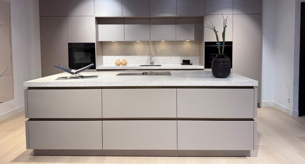 Modern grijze keuken met licht grijs blad | Eigenhuis Keukens