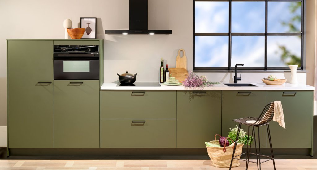 Modern groene keuken met zwarte handvaten en wit blad | Eigenhuis Keukens