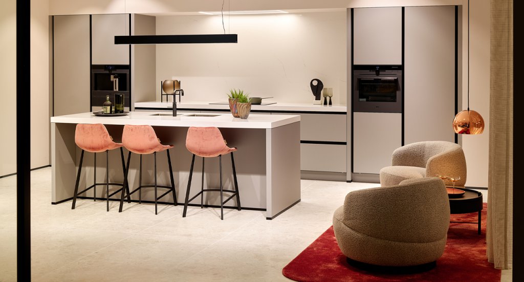 Modern licht grijze keuken met zwarte accenten | Eigenhuis Keukens