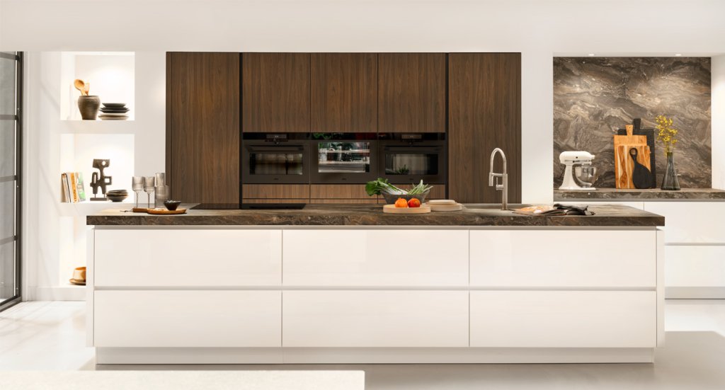 Modern witte keuken met donkerbruin marmer blad | Eigenhuis Keukens