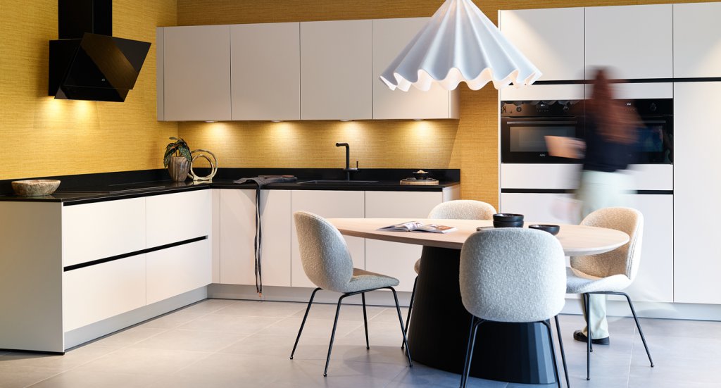 Modern witte L-keuken met zwart blad | Eigenhuis Keukens