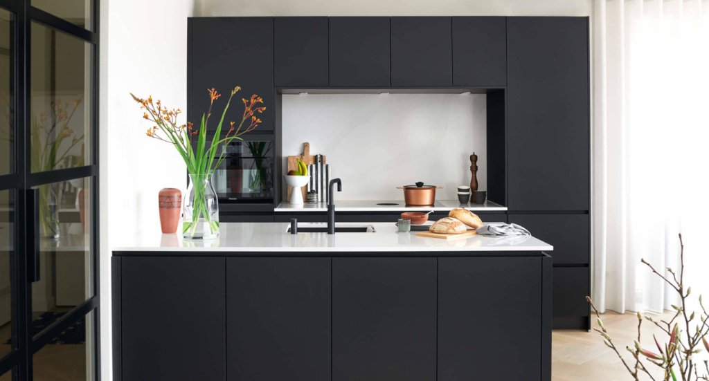 Modern zwarte keuken met wit blad | Eigenhuis Keukens