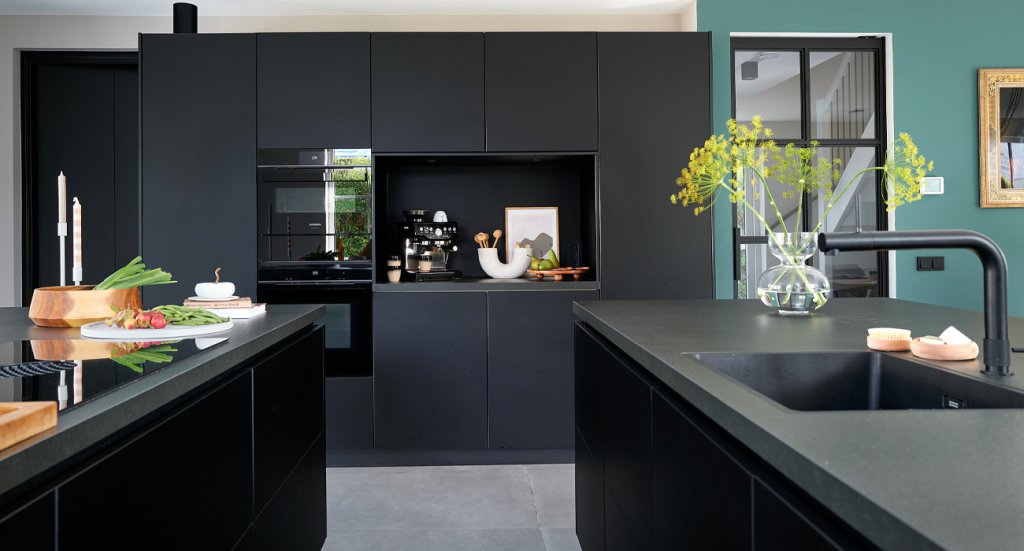 Modern zwarte keuken met twee kookeilanden | Eigenhuis Keukens Modern zwarte keuken met twee kookeilanden | Eigenhuis Keukens