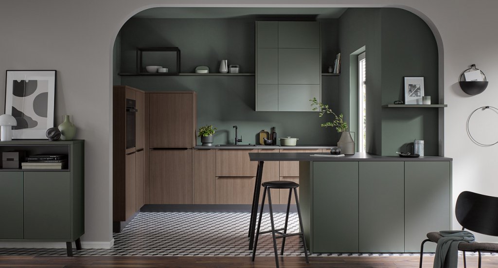 Urban groene keuken met bruine kasten | Eigenhuis Keukens