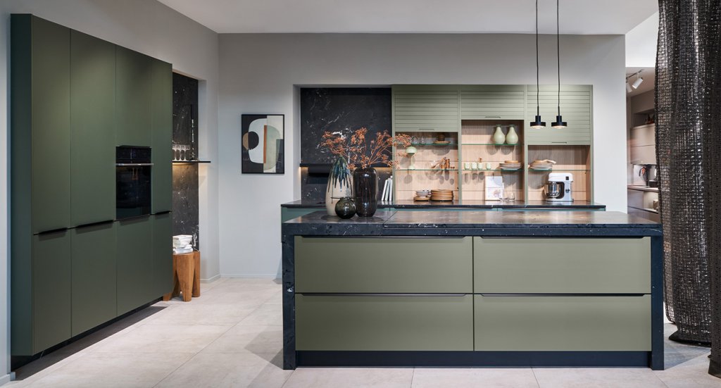 Urban groene keuken met zwart marmer | Eigenhuis Keukens Urban groene keuken met zwart marmer | Eigenhuis Keukens