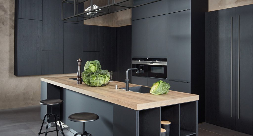 Urban zwart houten keuken met licht hout blad | Eigenhuis Keukens