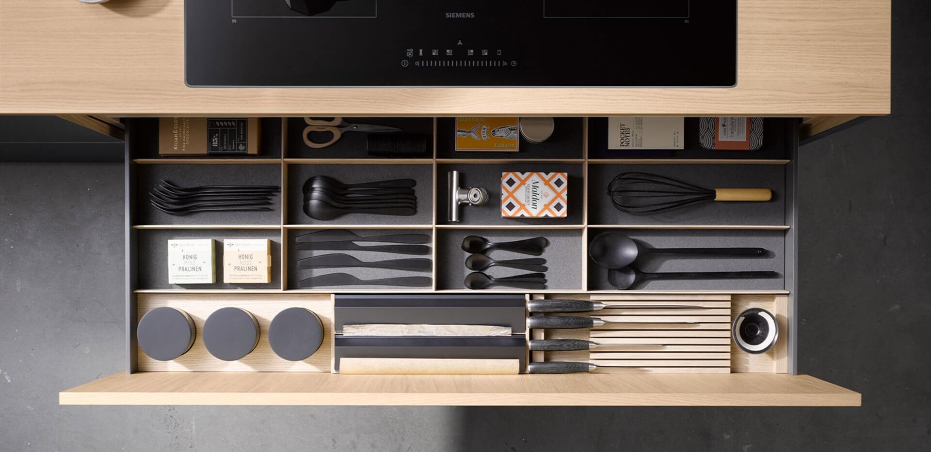De inrichting van een keukenla in een minimalistische keuken