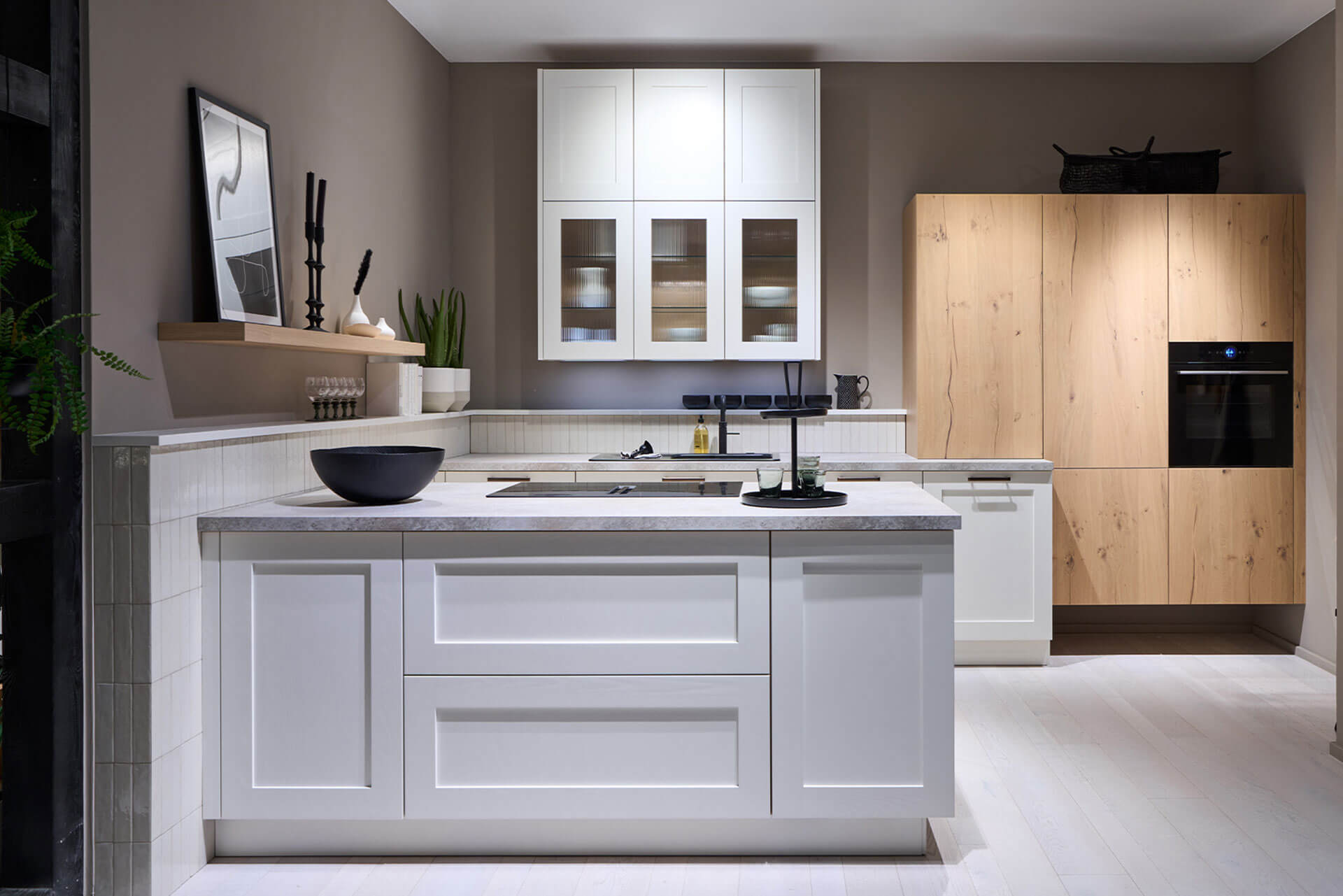 Witte keuken met brede kaderfronten