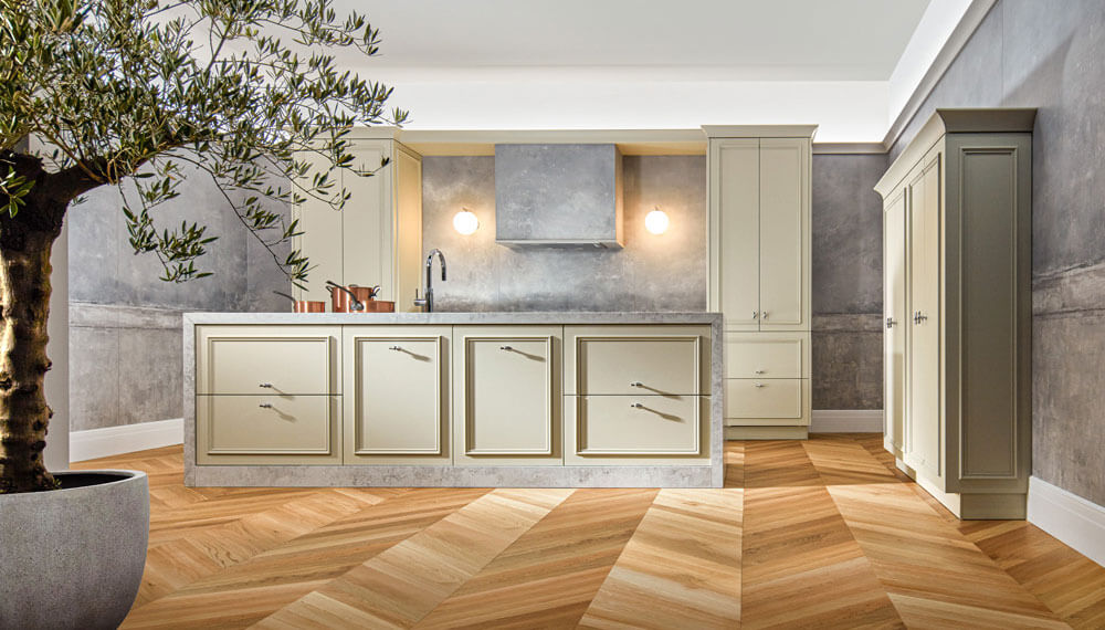 Keuken met sierlijke smalle kaderfronten voor een moderne twist