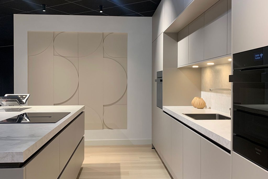 Praktische tips voor een minimalistische keuken | Eigenhuis Keukens Rustige, minimalistische keuken in een beige kleur met wit blad.
