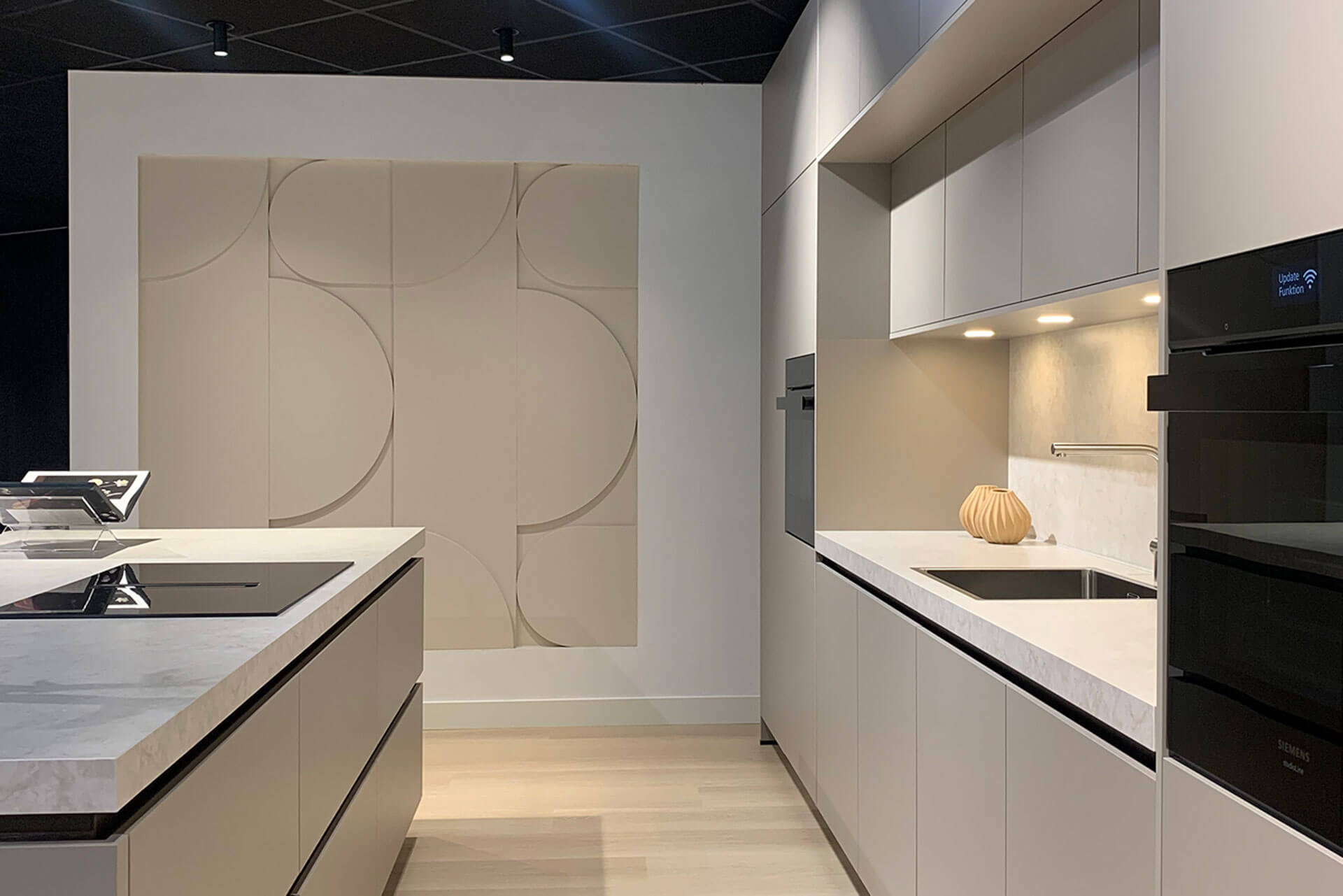 Rustige, minimalistische keuken in een beige kleur met wit blad.
