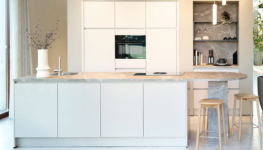 Praktische keukendriehoek in een witte keuken met kookeiland