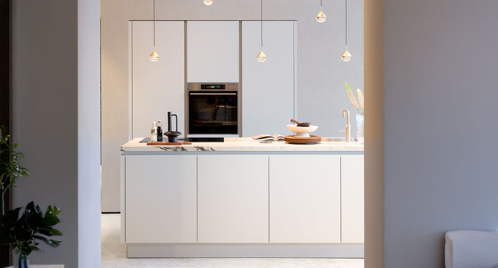 Moderne lichte keuken met licht marmer blad