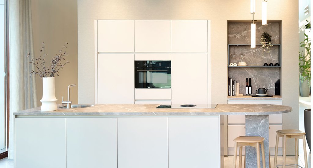 Moderne witte keuken met kookeiland en ronde bar
